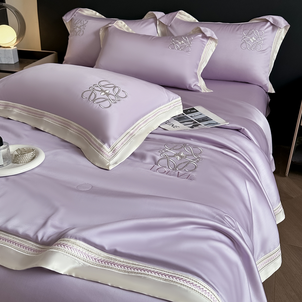 91家纺网 家纺一手货源 找家纺 置顶家纺 2026新款水洗天丝夏被刺绣四件套-夏洛特 夏洛特-香芋紫