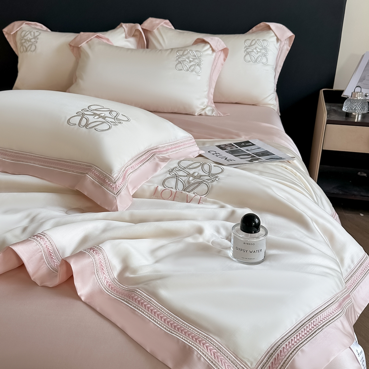 91家纺网 家纺一手货源 找家纺 置顶家纺 2026新款水洗天丝夏被刺绣四件套-夏洛特 夏洛特-白+粉