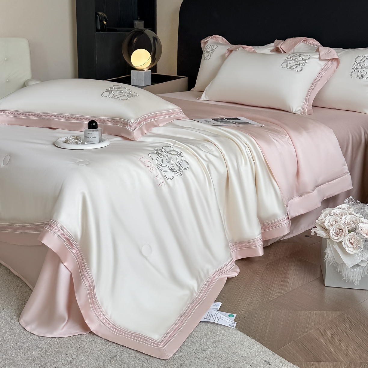 91家纺网 家纺一手货源 找家纺 置顶家纺 2026新款水洗天丝夏被刺绣四件套-夏洛特 夏洛特-白+粉