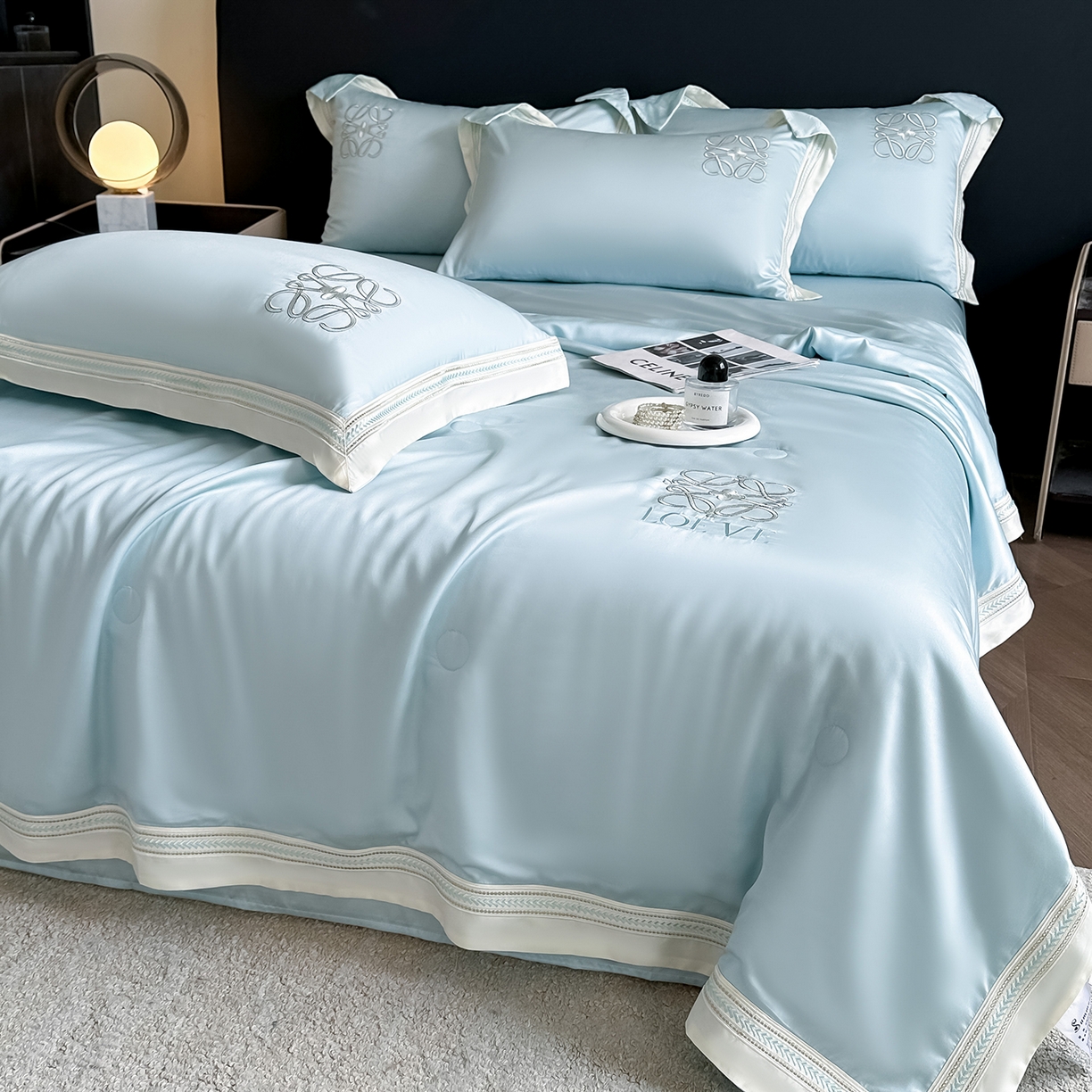 91家纺网 家纺一手货源 找家纺 置顶家纺 2026新款水洗天丝夏被刺绣四件套-夏洛特 夏洛特-浅蓝