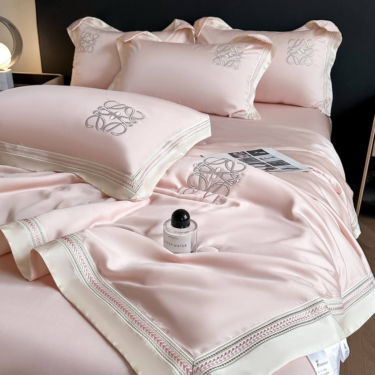 91家纺网 家纺一手货源 找家纺 置顶家纺 2026新款水洗天丝夏被刺绣四件套-夏洛特 夏洛特-优雅粉