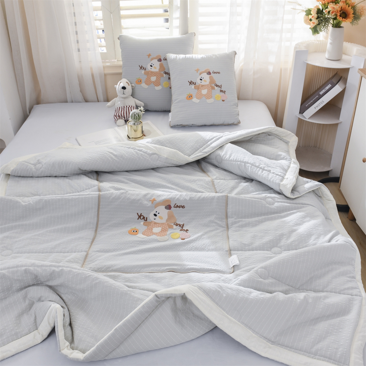 91家纺网 家纺一手货源 找家纺 恋绒家纺 2026新款四季款贴布绣靠枕被抱枕被飞天萌熊 甜心玩伴-浅灰