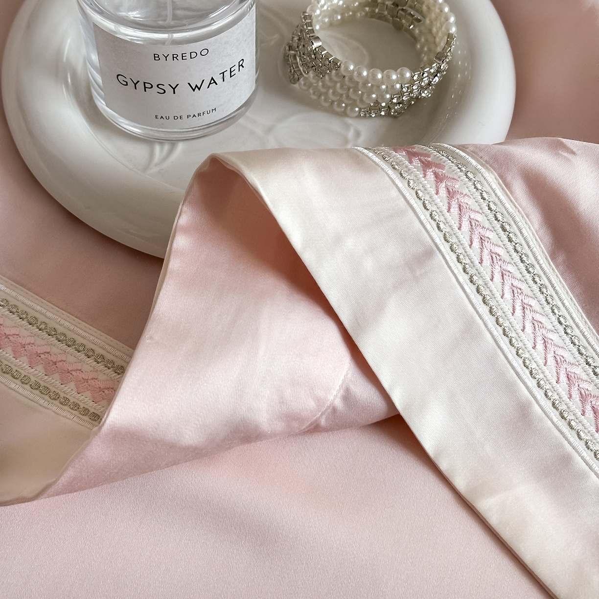 91家纺网 家纺一手货源 找家纺 置顶家纺 2026新款水洗天丝夏被刺绣四件套-夏洛特 夏洛特-优雅粉