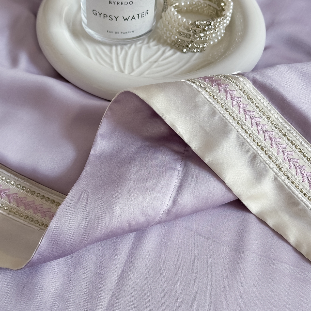 91家纺网 家纺一手货源 找家纺 置顶家纺 2026新款水洗天丝夏被刺绣四件套-夏洛特 夏洛特-香芋紫