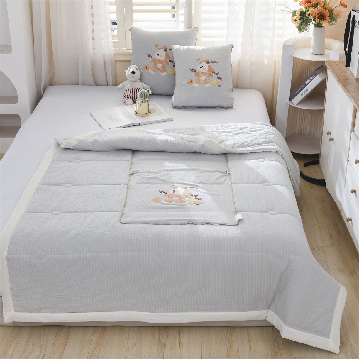 91家纺网 家纺一手货源 找家纺 恋绒家纺 2026新款四季款贴布绣靠枕被抱枕被飞天萌熊 甜心玩伴-浅灰