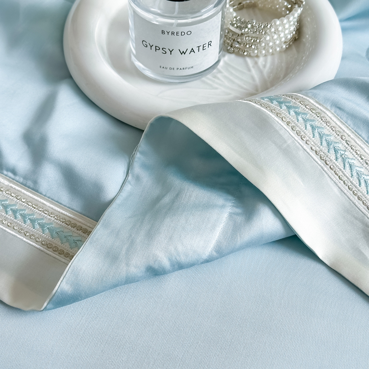 91家纺网 家纺一手货源 找家纺 置顶家纺 2026新款水洗天丝夏被刺绣四件套-夏洛特 夏洛特-浅蓝