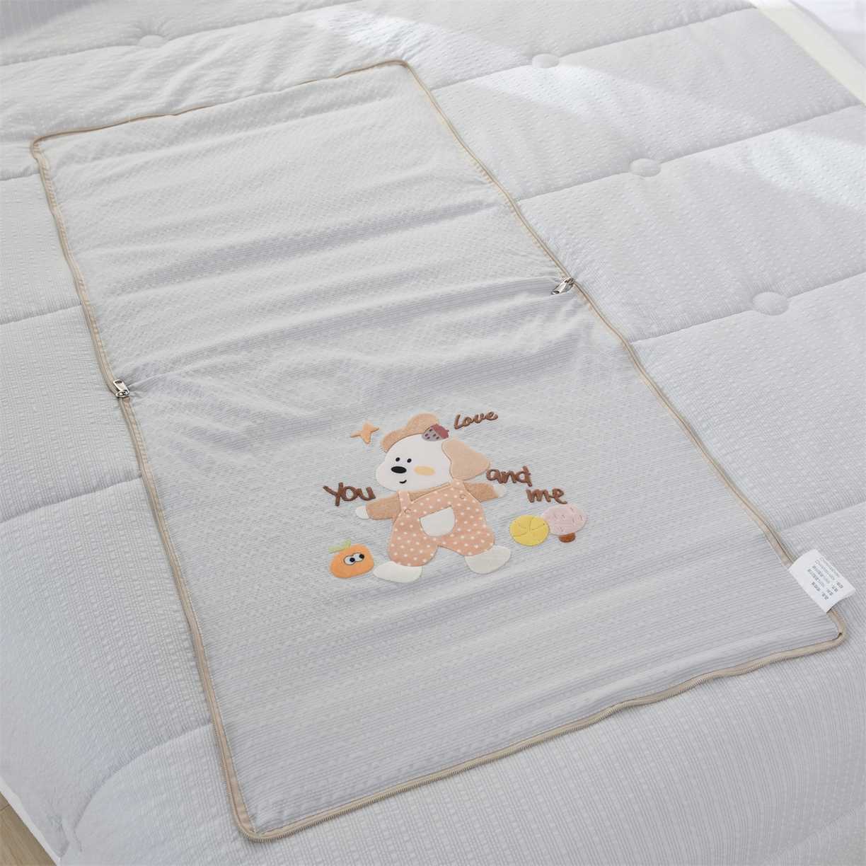 91家纺网 家纺一手货源 找家纺 恋绒家纺 2026新款四季款贴布绣靠枕被抱枕被飞天萌熊 甜心玩伴-浅灰