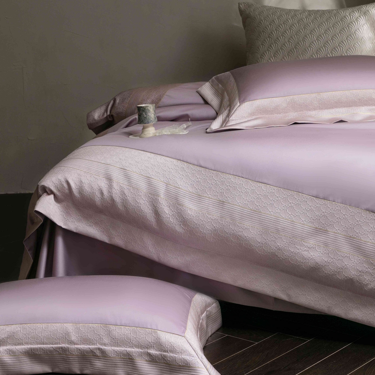 91家纺网 家纺一手货源 找家纺 卡巴伦家纺 2026春夏新款全棉纯棉贡缎高精密提花边条款式四件套 鎏金巴黎-琉璃紫