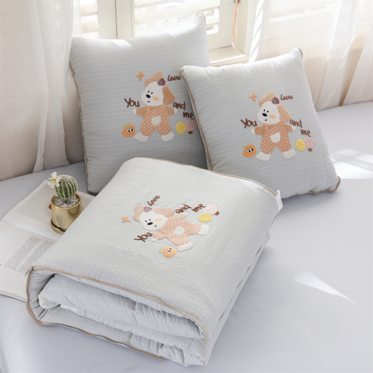 91家纺网 家纺一手货源 找家纺 恋绒家纺 2026新款四季款贴布绣靠枕被抱枕被飞天萌熊 甜心玩伴-浅灰