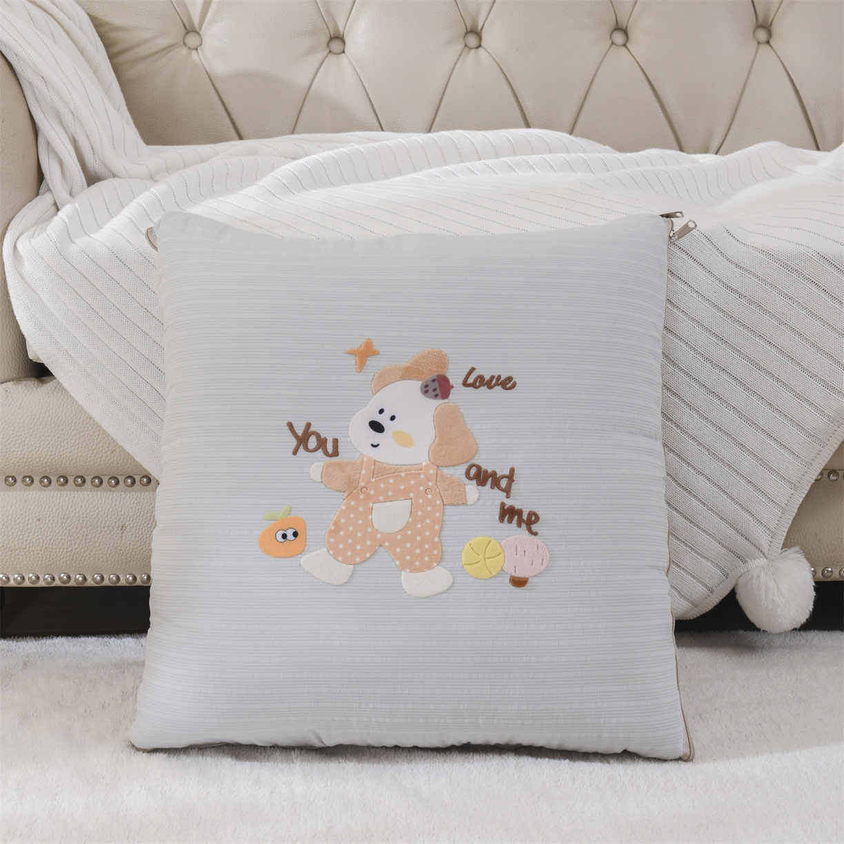 91家纺网 家纺一手货源 找家纺 恋绒家纺 2026新款四季款贴布绣靠枕被抱枕被飞天萌熊 甜心玩伴-浅灰