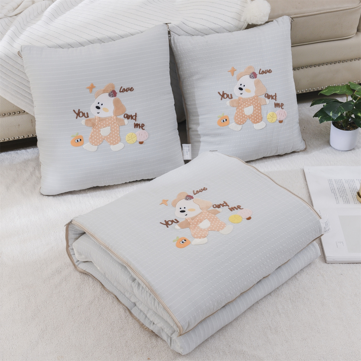 91家纺网 家纺一手货源 找家纺 恋绒家纺 2026新款四季款贴布绣靠枕被抱枕被飞天萌熊 甜心玩伴-浅灰