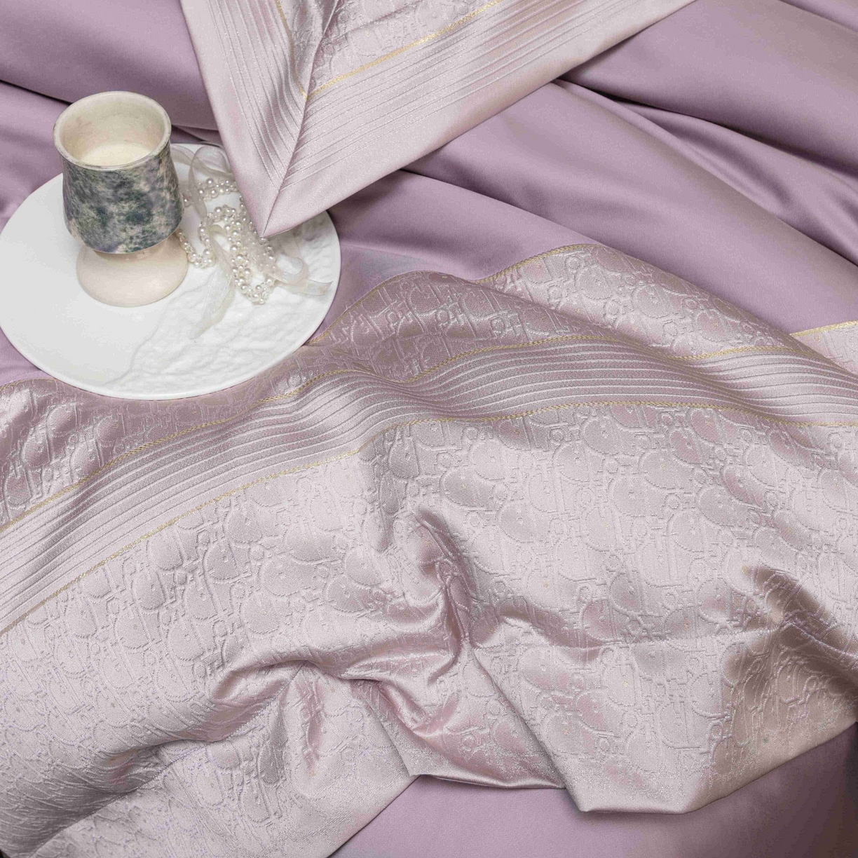 91家纺网 家纺一手货源 找家纺 卡巴伦家纺 2026春夏新款全棉纯棉贡缎高精密提花边条款式四件套 鎏金巴黎-琉璃紫