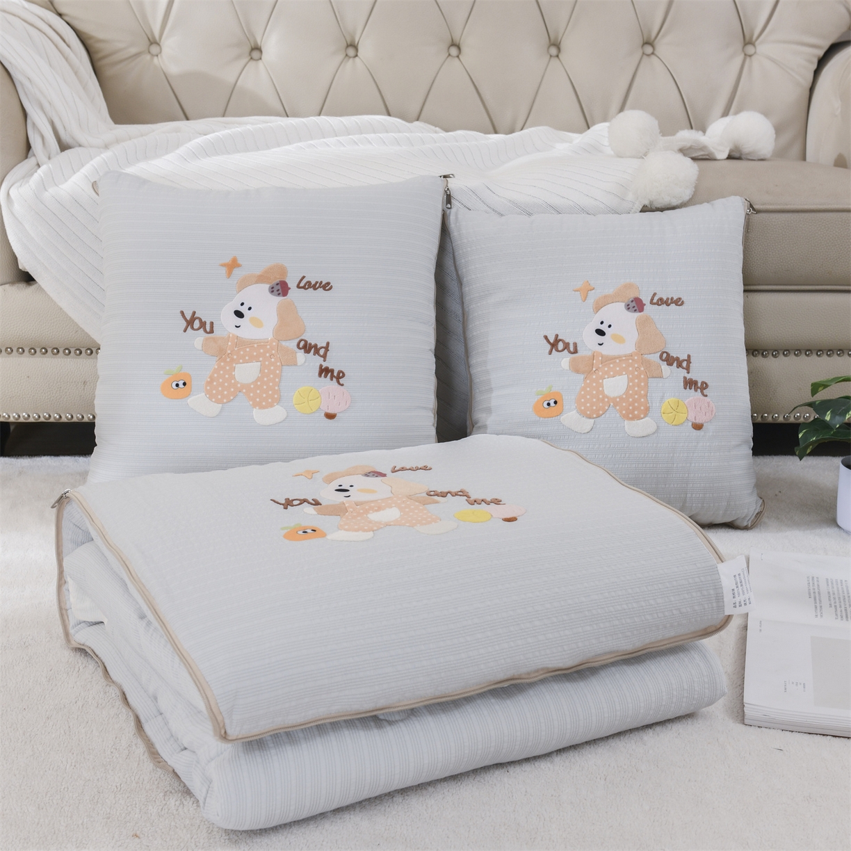 91家纺网 家纺一手货源 找家纺 恋绒家纺 2026新款四季款贴布绣靠枕被抱枕被飞天萌熊 甜心玩伴-浅灰