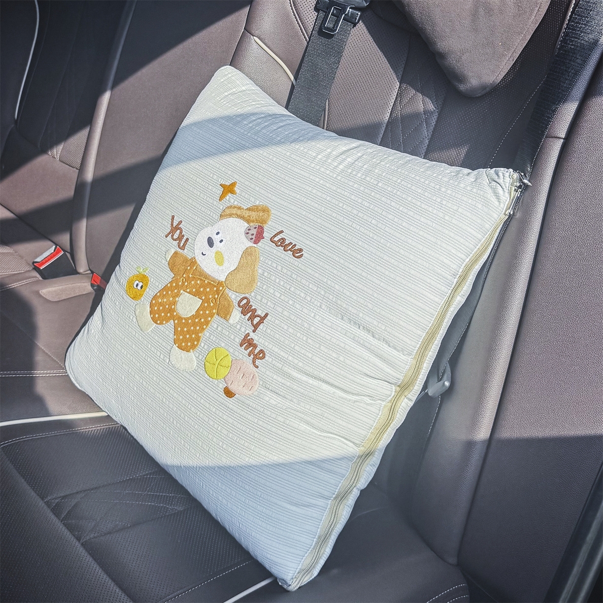 91家纺网 家纺一手货源 找家纺 恋绒家纺 2026新款四季款贴布绣靠枕被抱枕被飞天萌熊 甜心玩伴-浅灰