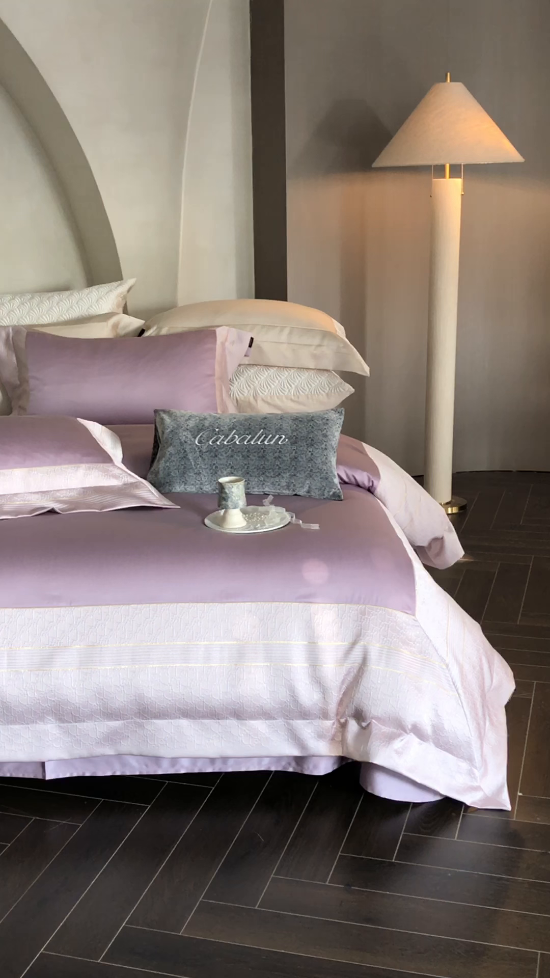 91家纺网 家纺一手货源 找家纺 卡巴伦家纺 2026春夏新款全棉纯棉贡缎高精密提花边条款式四件套 鎏金巴黎-琉璃紫