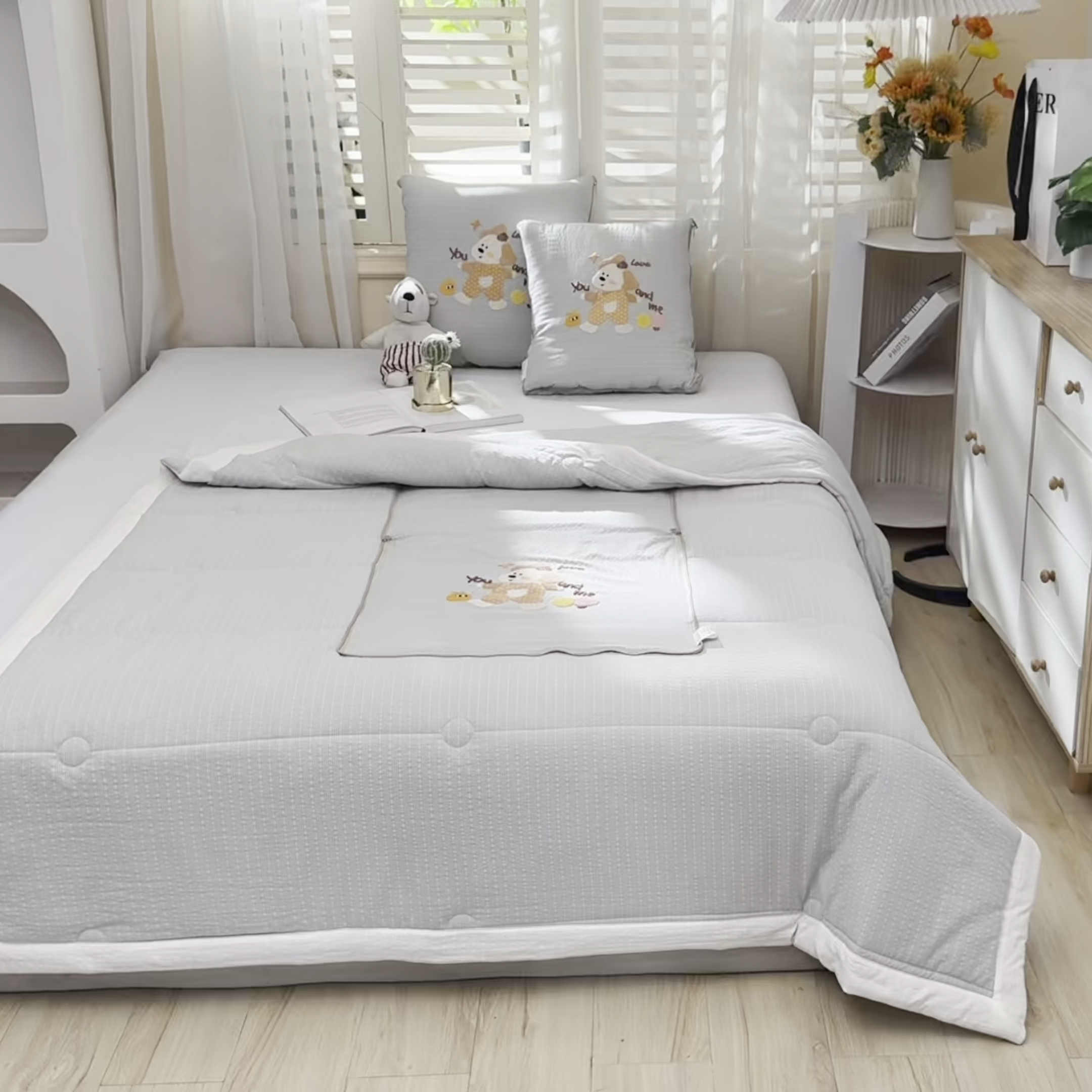 91家纺网 家纺一手货源 找家纺 恋绒家纺 2026新款四季款贴布绣靠枕被抱枕被飞天萌熊 甜心玩伴-浅灰