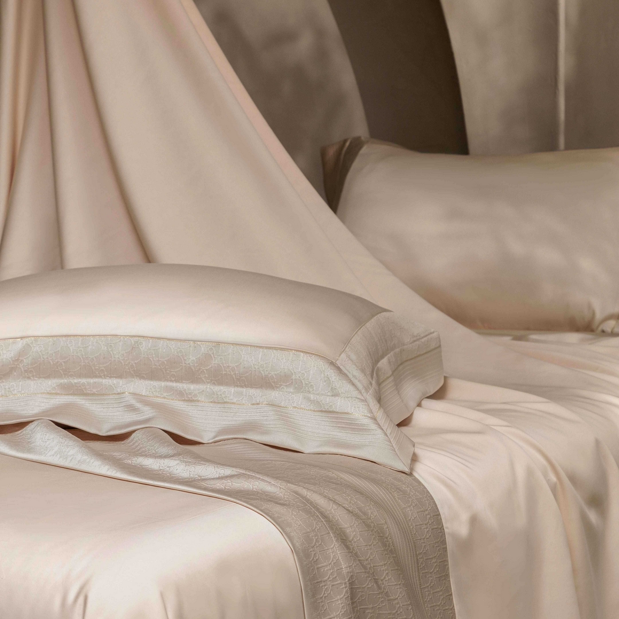 91家纺网 家纺一手货源 找家纺 卡巴伦家纺 2026春夏新款全棉纯棉贡缎高精密提花边条款式四件套 鎏金巴黎-香槟