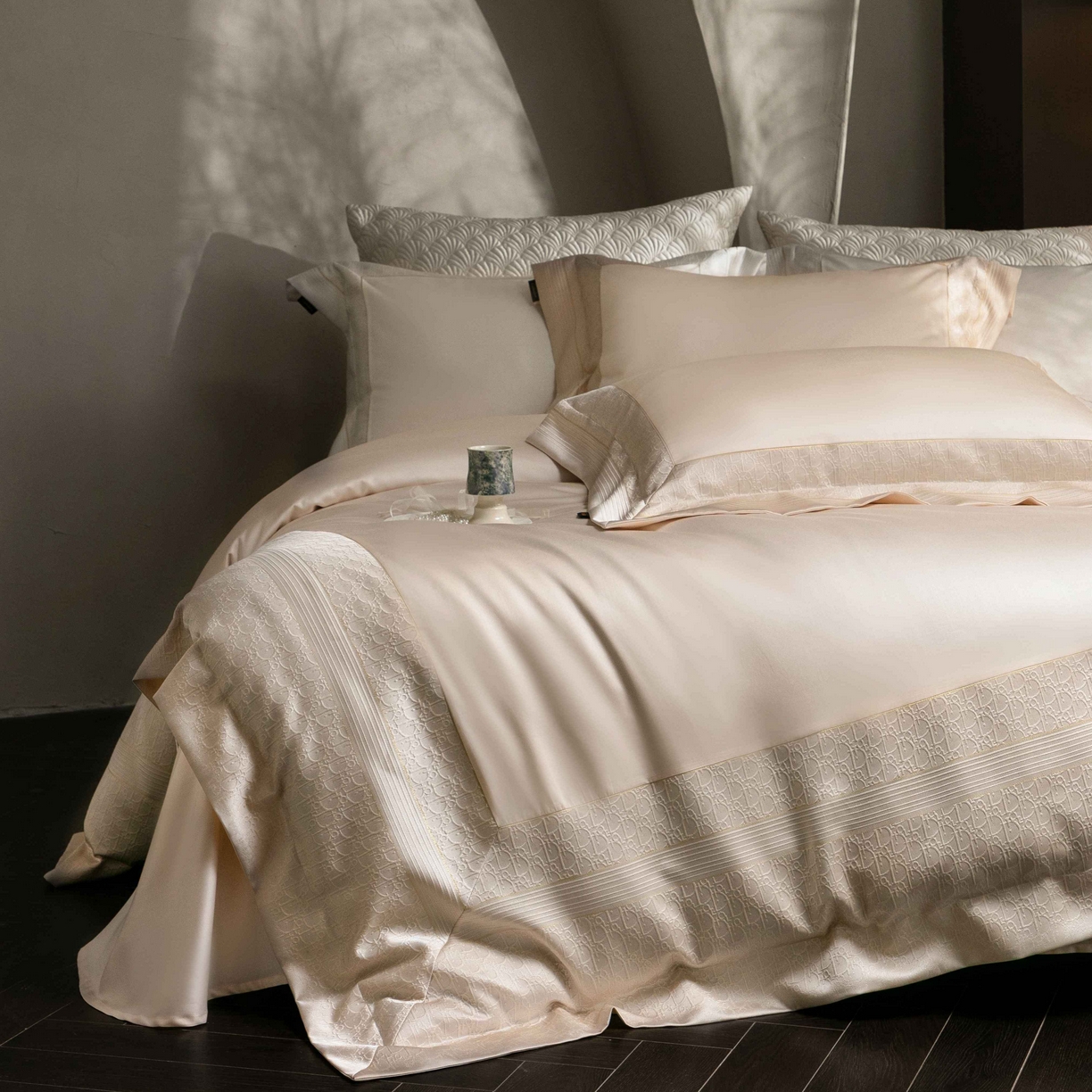 91家纺网 家纺一手货源 找家纺 卡巴伦家纺 2026春夏新款全棉纯棉贡缎高精密提花边条款式四件套 鎏金巴黎-香槟