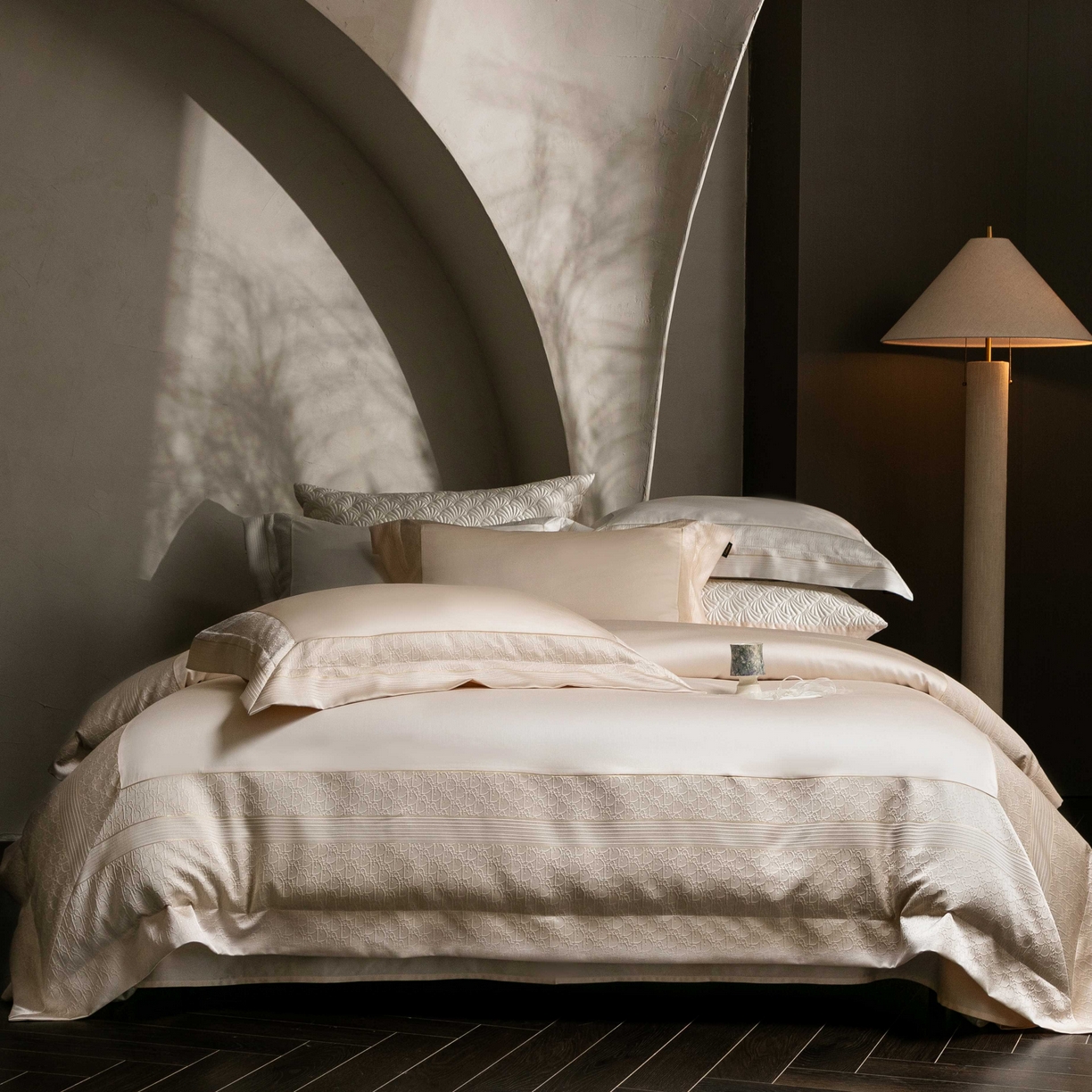 91家纺网 家纺一手货源 找家纺 卡巴伦家纺 2026春夏新款全棉纯棉贡缎高精密提花边条款式四件套 鎏金巴黎-香槟