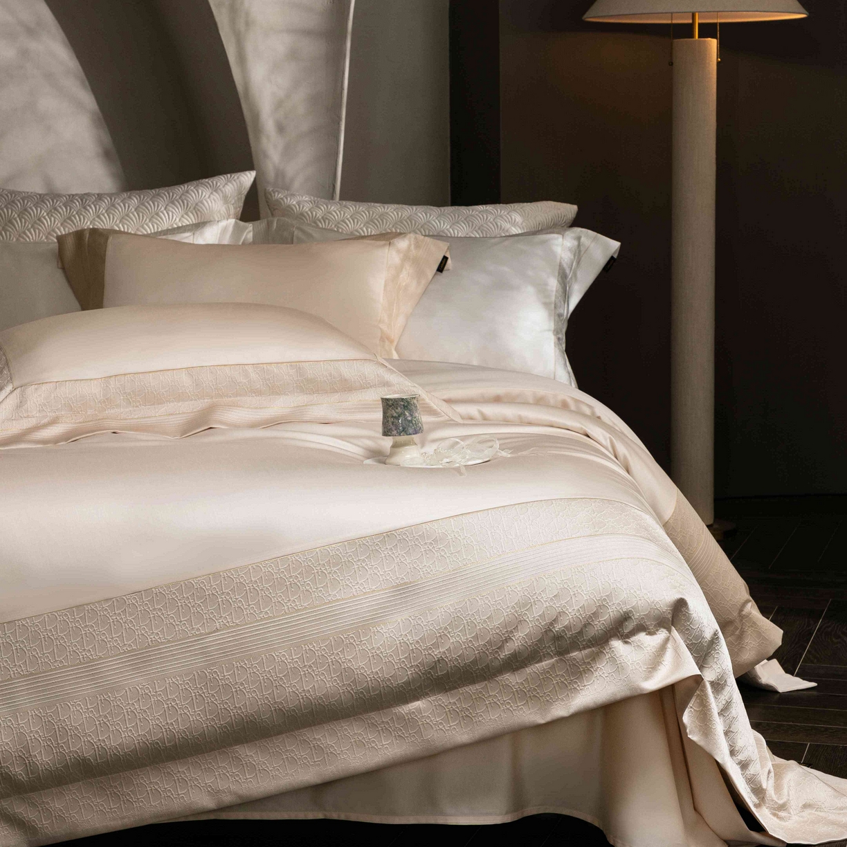 91家纺网 家纺一手货源 找家纺 卡巴伦家纺 2026春夏新款全棉纯棉贡缎高精密提花边条款式四件套 鎏金巴黎-香槟