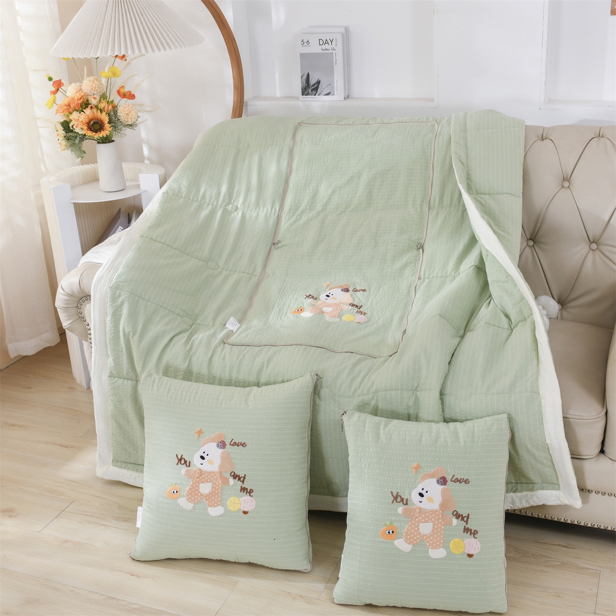 恋绒家纺 2026新款四季款贴布绣靠枕被抱枕被飞天萌熊 甜心玩伴-浅绿