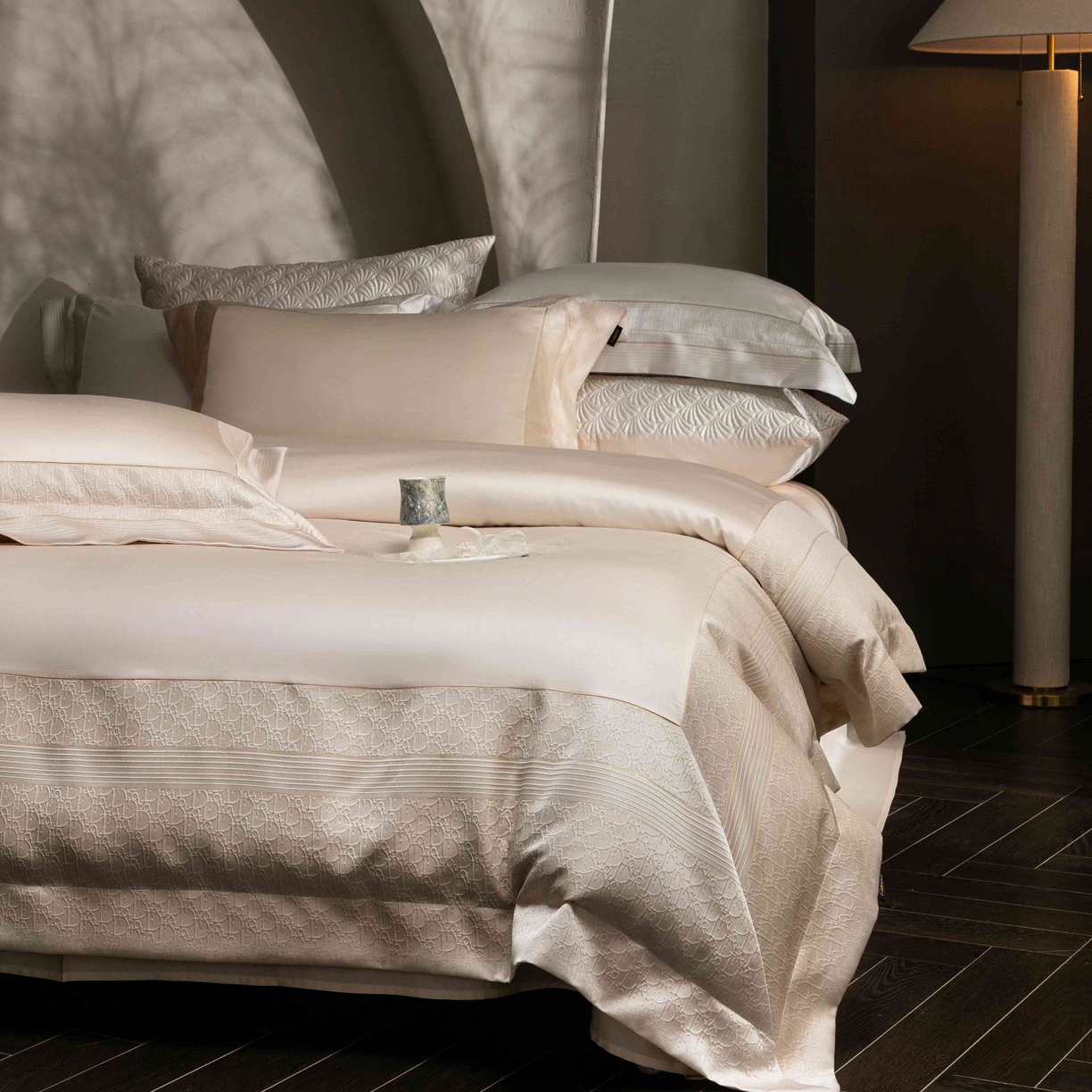 91家纺网 家纺一手货源 找家纺 卡巴伦家纺 2026春夏新款全棉纯棉贡缎高精密提花边条款式四件套 鎏金巴黎-香槟