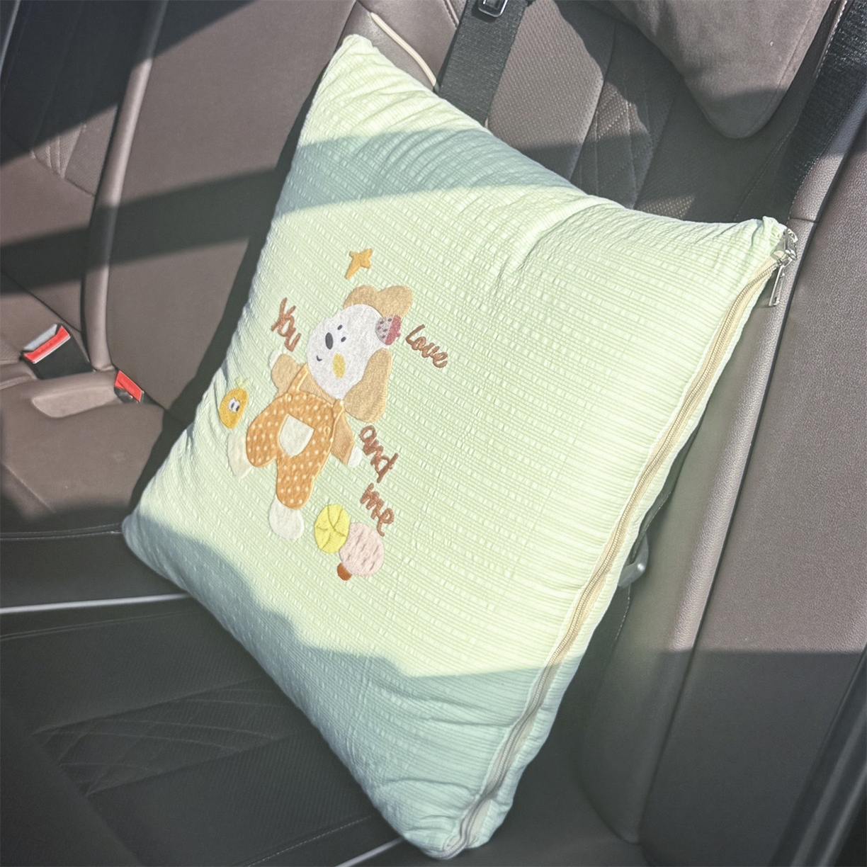 91家纺网 家纺一手货源 找家纺 恋绒家纺 2026新款四季款贴布绣靠枕被抱枕被飞天萌熊 甜心玩伴-浅绿