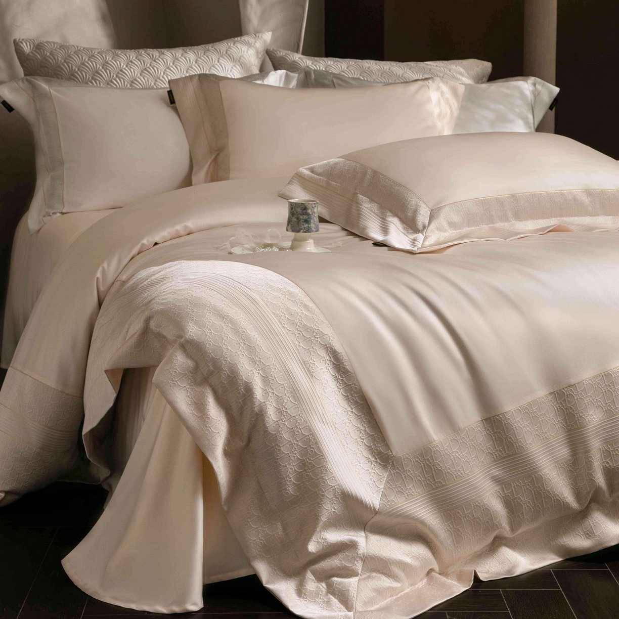 91家纺网 家纺一手货源 找家纺 卡巴伦家纺 2026春夏新款全棉纯棉贡缎高精密提花边条款式四件套 鎏金巴黎-香槟