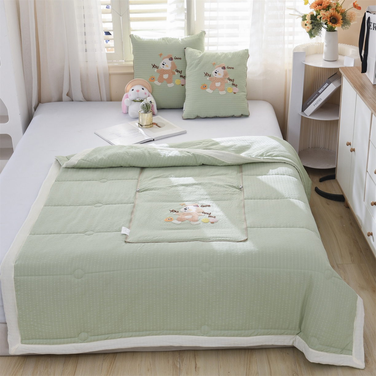 91家纺网 家纺一手货源 找家纺 恋绒家纺 2026新款四季款贴布绣靠枕被抱枕被飞天萌熊 甜心玩伴-浅绿