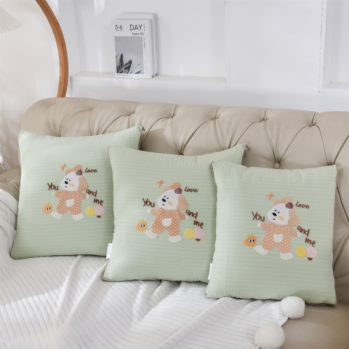 91家纺网 家纺一手货源 找家纺 恋绒家纺 2026新款四季款贴布绣靠枕被抱枕被飞天萌熊 甜心玩伴-浅绿