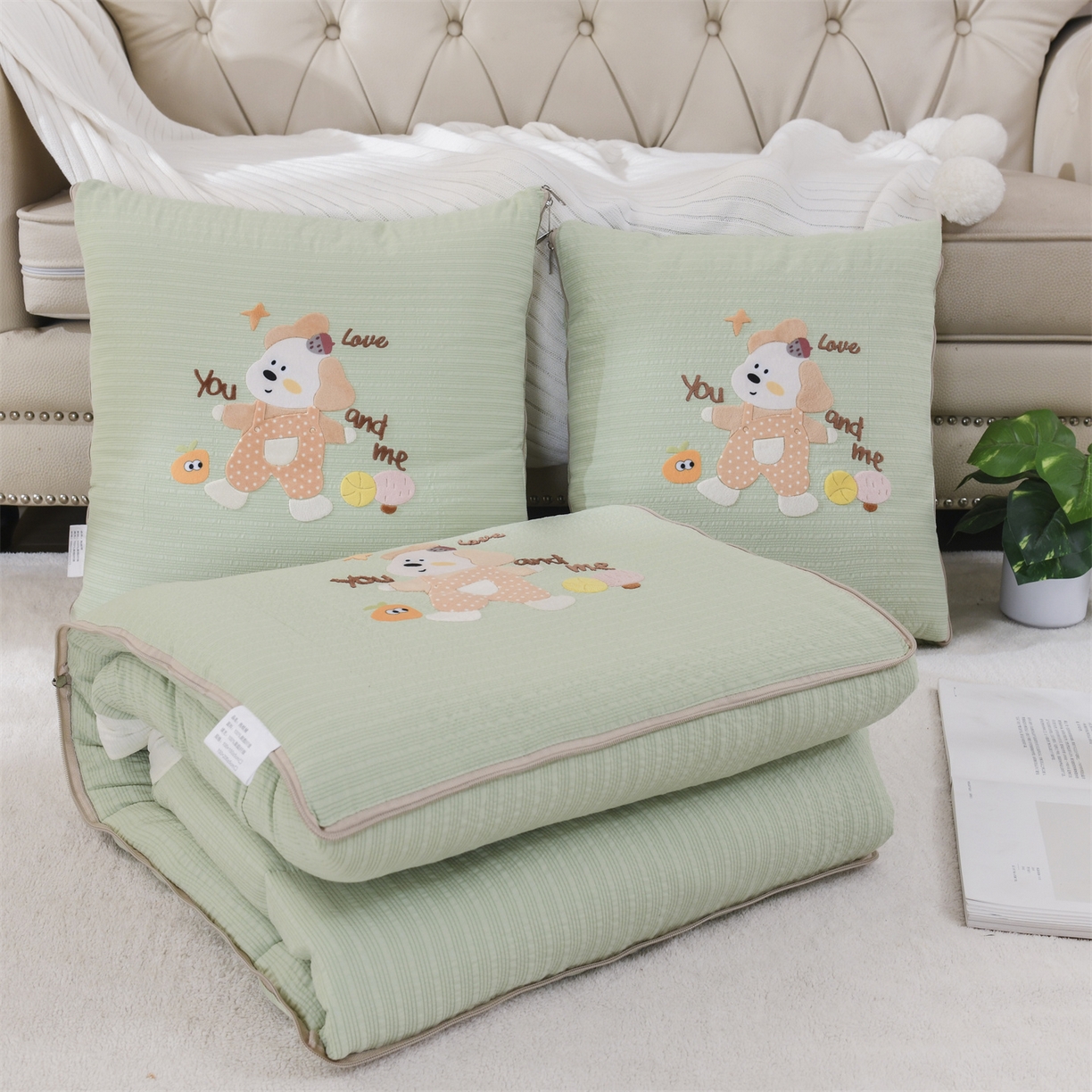 91家纺网 家纺一手货源 找家纺 恋绒家纺 2026新款四季款贴布绣靠枕被抱枕被飞天萌熊 甜心玩伴-浅绿