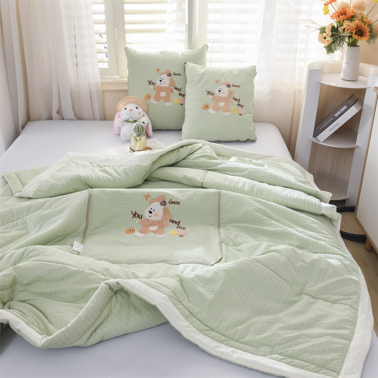 91家纺网 家纺一手货源 找家纺 恋绒家纺 2026新款四季款贴布绣靠枕被抱枕被飞天萌熊 甜心玩伴-浅绿