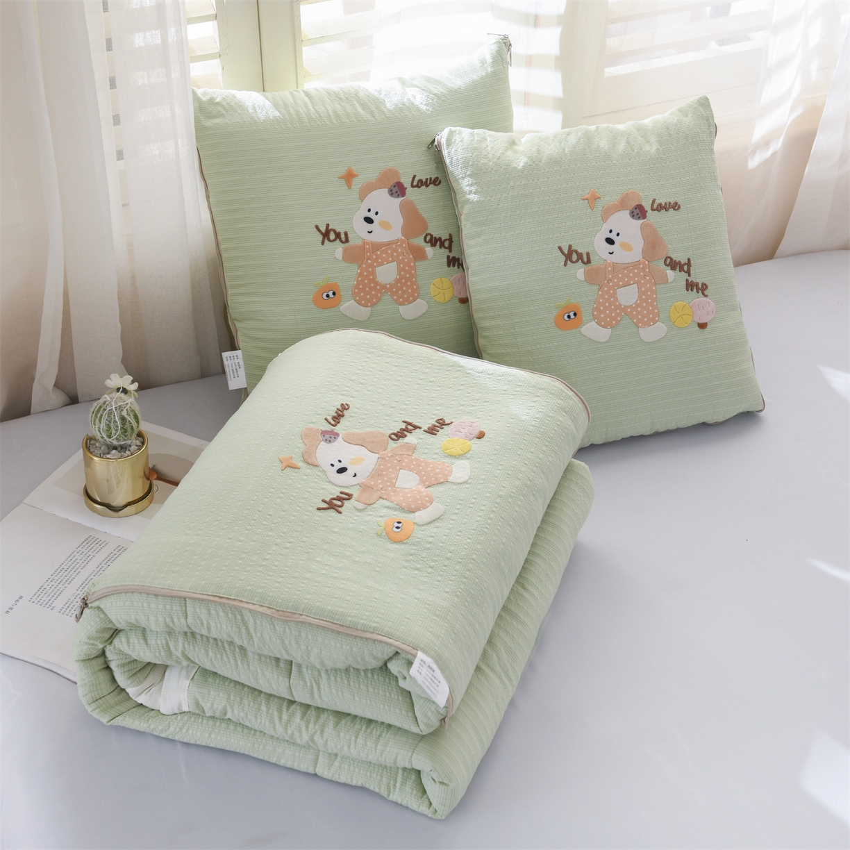 91家纺网 家纺一手货源 找家纺 恋绒家纺 2026新款四季款贴布绣靠枕被抱枕被飞天萌熊 甜心玩伴-浅绿