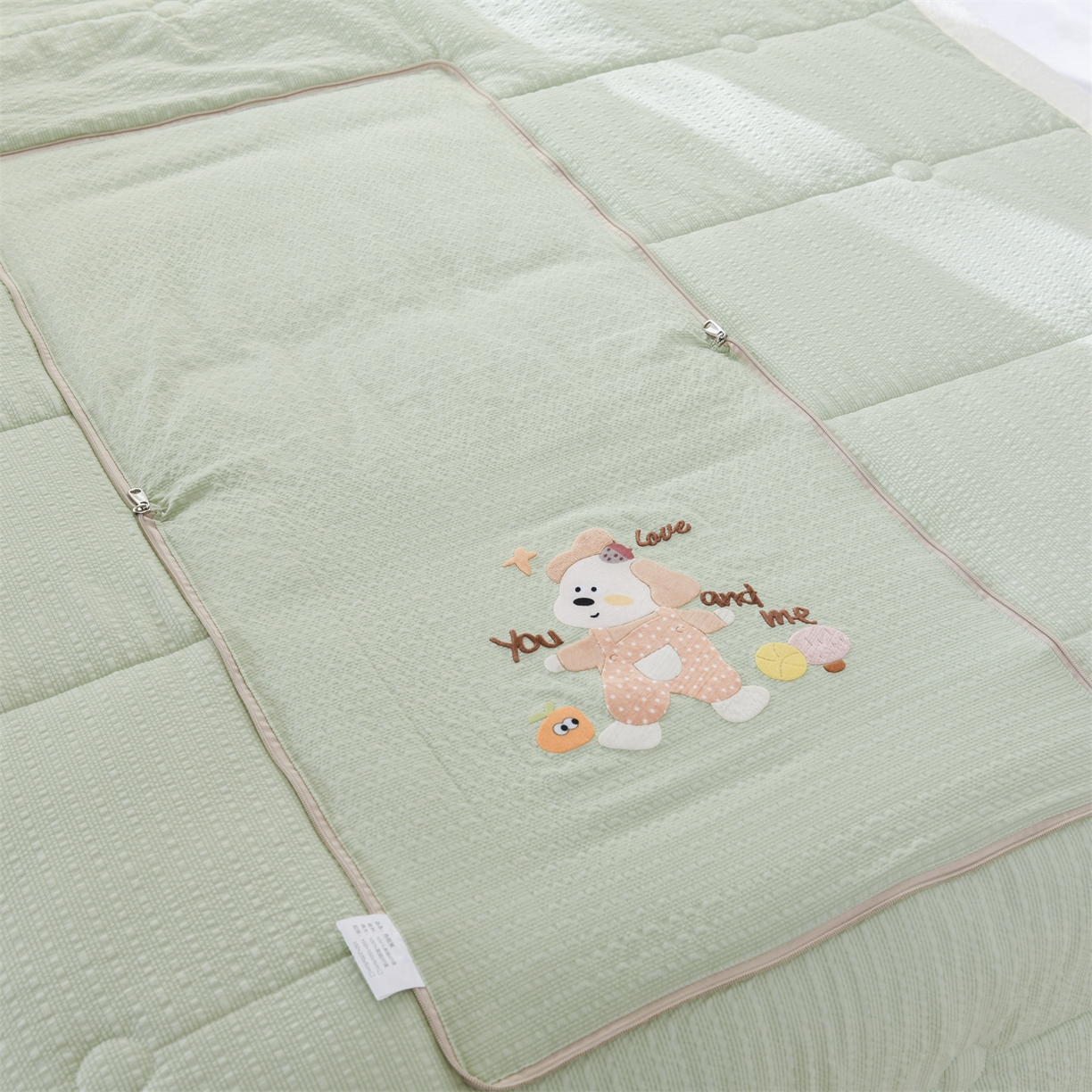 91家纺网 家纺一手货源 找家纺 恋绒家纺 2026新款四季款贴布绣靠枕被抱枕被飞天萌熊 甜心玩伴-浅绿