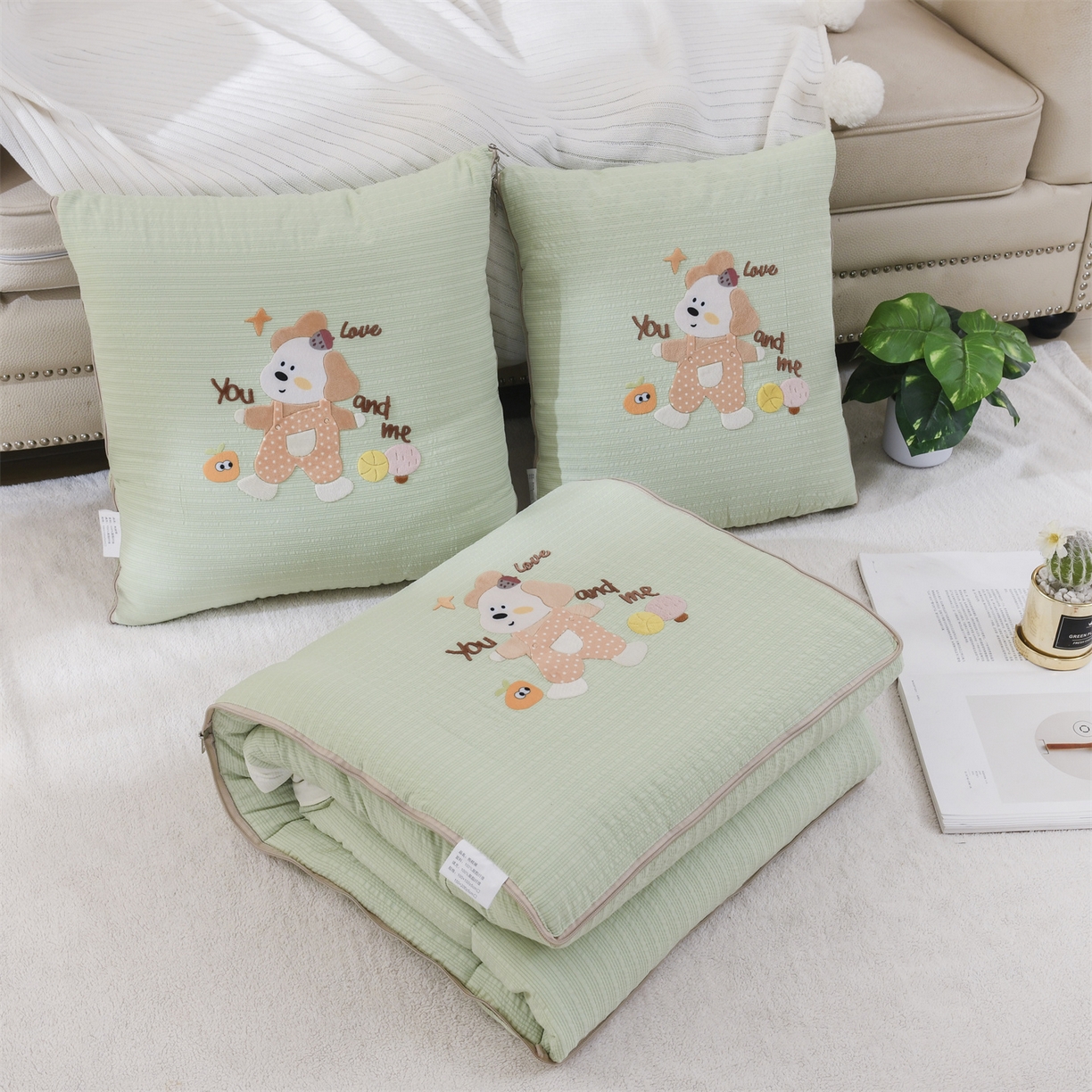 91家纺网 家纺一手货源 找家纺 恋绒家纺 2026新款四季款贴布绣靠枕被抱枕被飞天萌熊 甜心玩伴-浅绿