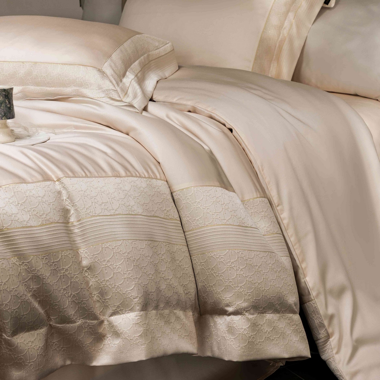 91家纺网 家纺一手货源 找家纺 卡巴伦家纺 2026春夏新款全棉纯棉贡缎高精密提花边条款式四件套 鎏金巴黎-香槟