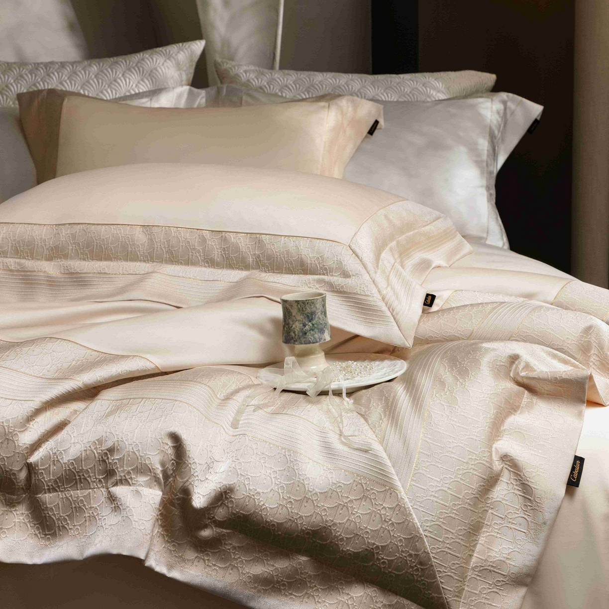 91家纺网 家纺一手货源 找家纺 卡巴伦家纺 2026春夏新款全棉纯棉贡缎高精密提花边条款式四件套 鎏金巴黎-香槟