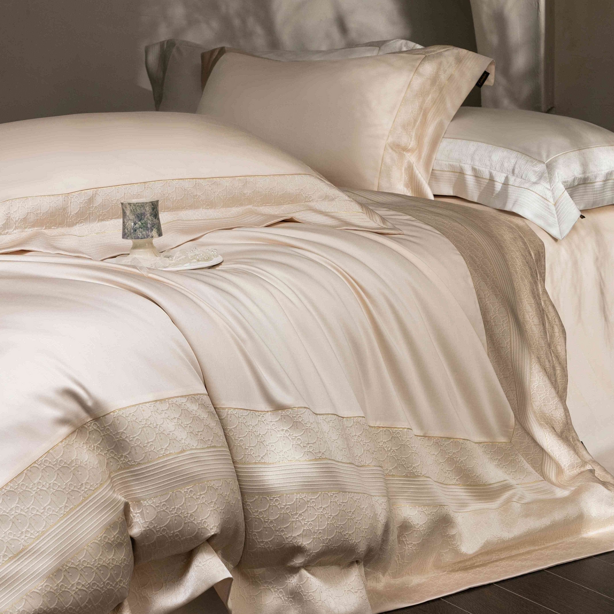 91家纺网 家纺一手货源 找家纺 卡巴伦家纺 2026春夏新款全棉纯棉贡缎高精密提花边条款式四件套 鎏金巴黎-香槟