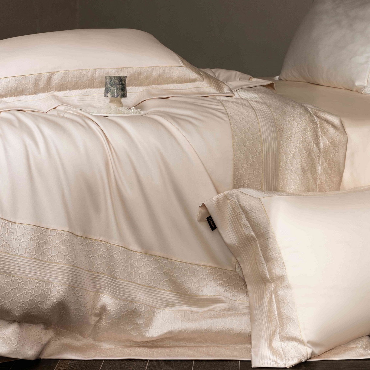 91家纺网 家纺一手货源 找家纺 卡巴伦家纺 2026春夏新款全棉纯棉贡缎高精密提花边条款式四件套 鎏金巴黎-香槟