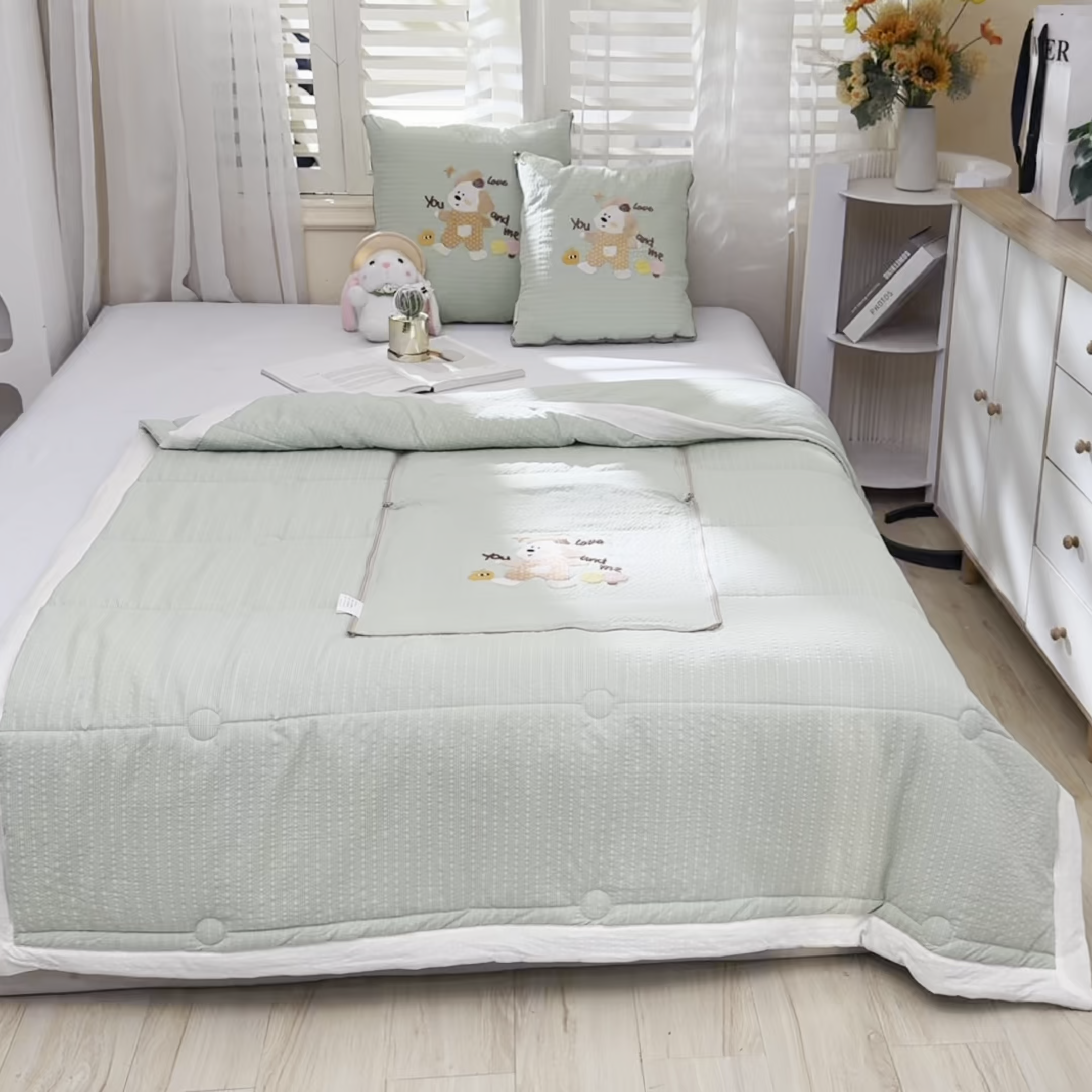 91家纺网 家纺一手货源 找家纺 恋绒家纺 2026新款四季款贴布绣靠枕被抱枕被飞天萌熊 甜心玩伴-浅绿