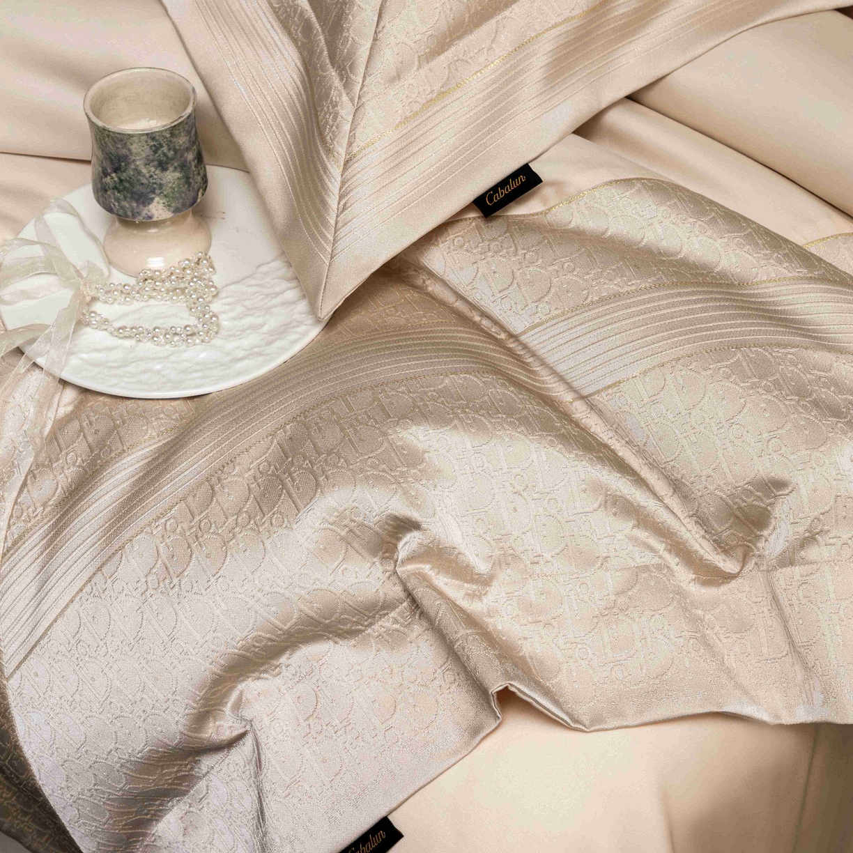 91家纺网 家纺一手货源 找家纺 卡巴伦家纺 2026春夏新款全棉纯棉贡缎高精密提花边条款式四件套 鎏金巴黎-香槟