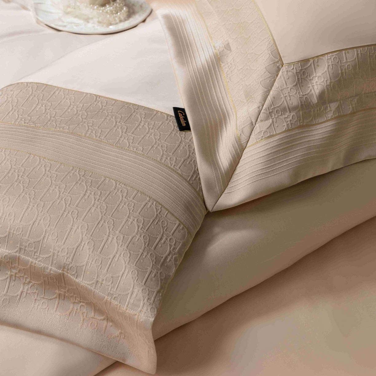 91家纺网 家纺一手货源 找家纺 卡巴伦家纺 2026春夏新款全棉纯棉贡缎高精密提花边条款式四件套 鎏金巴黎-香槟