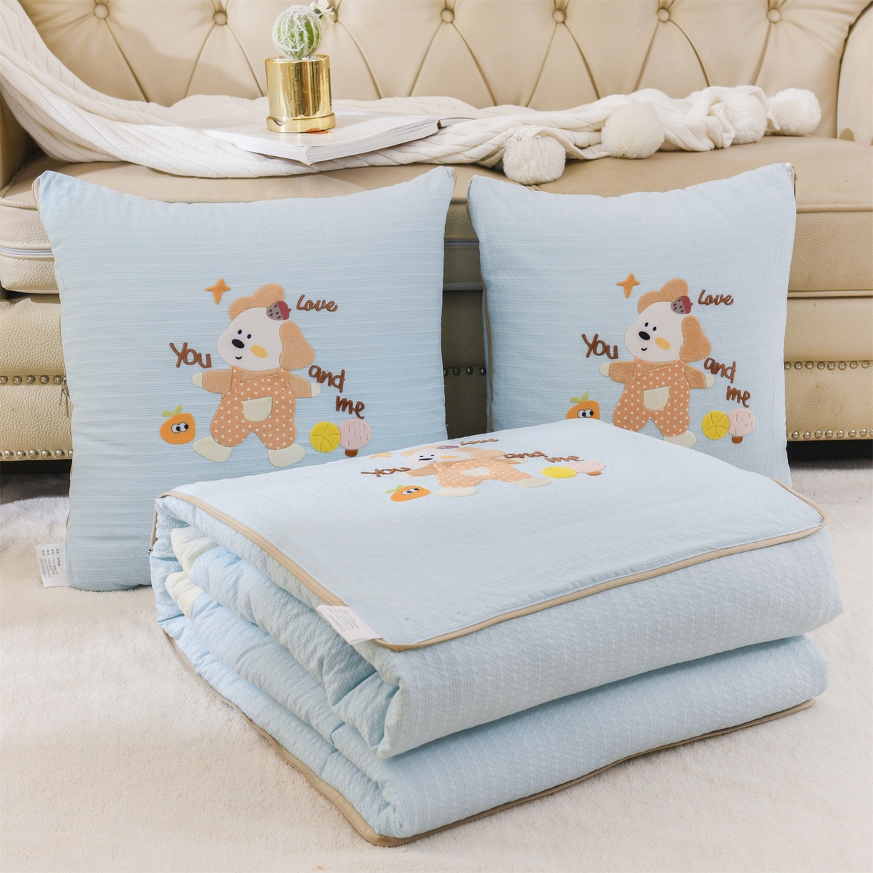 91家纺网 家纺一手货源 找家纺 恋绒家纺 2026新款四季款贴布绣靠枕被抱枕被飞天萌熊 甜心玩伴-天蓝色