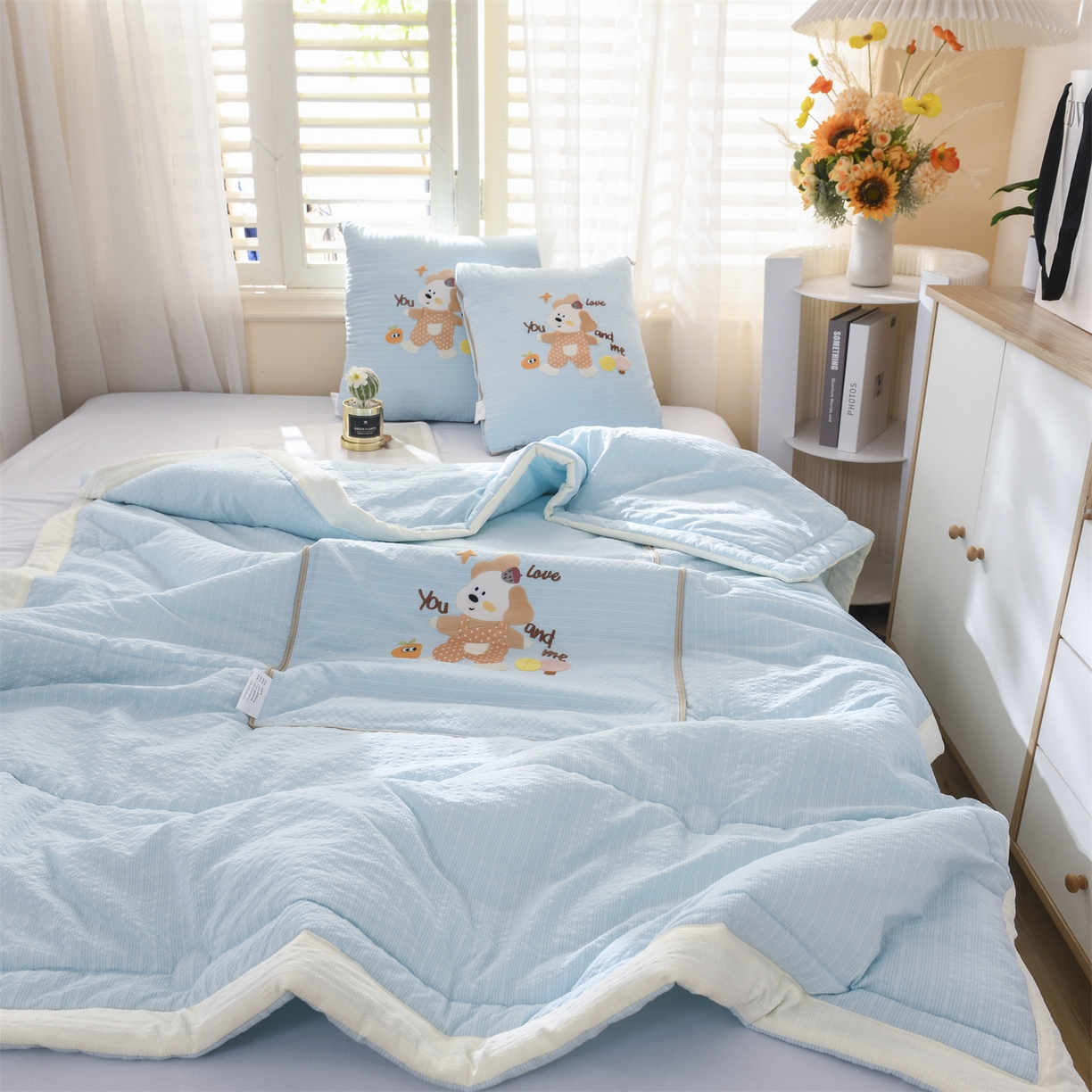 91家纺网 家纺一手货源 找家纺 恋绒家纺 2026新款四季款贴布绣靠枕被抱枕被飞天萌熊 甜心玩伴-天蓝色