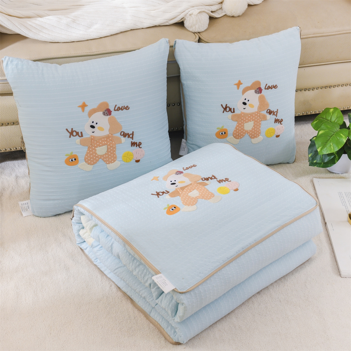 91家纺网 家纺一手货源 找家纺 恋绒家纺 2026新款四季款贴布绣靠枕被抱枕被飞天萌熊 甜心玩伴-天蓝色