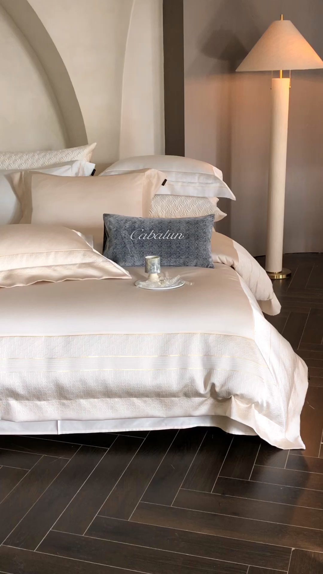 91家纺网 家纺一手货源 找家纺 卡巴伦家纺 2026春夏新款全棉纯棉贡缎高精密提花边条款式四件套 鎏金巴黎-香槟