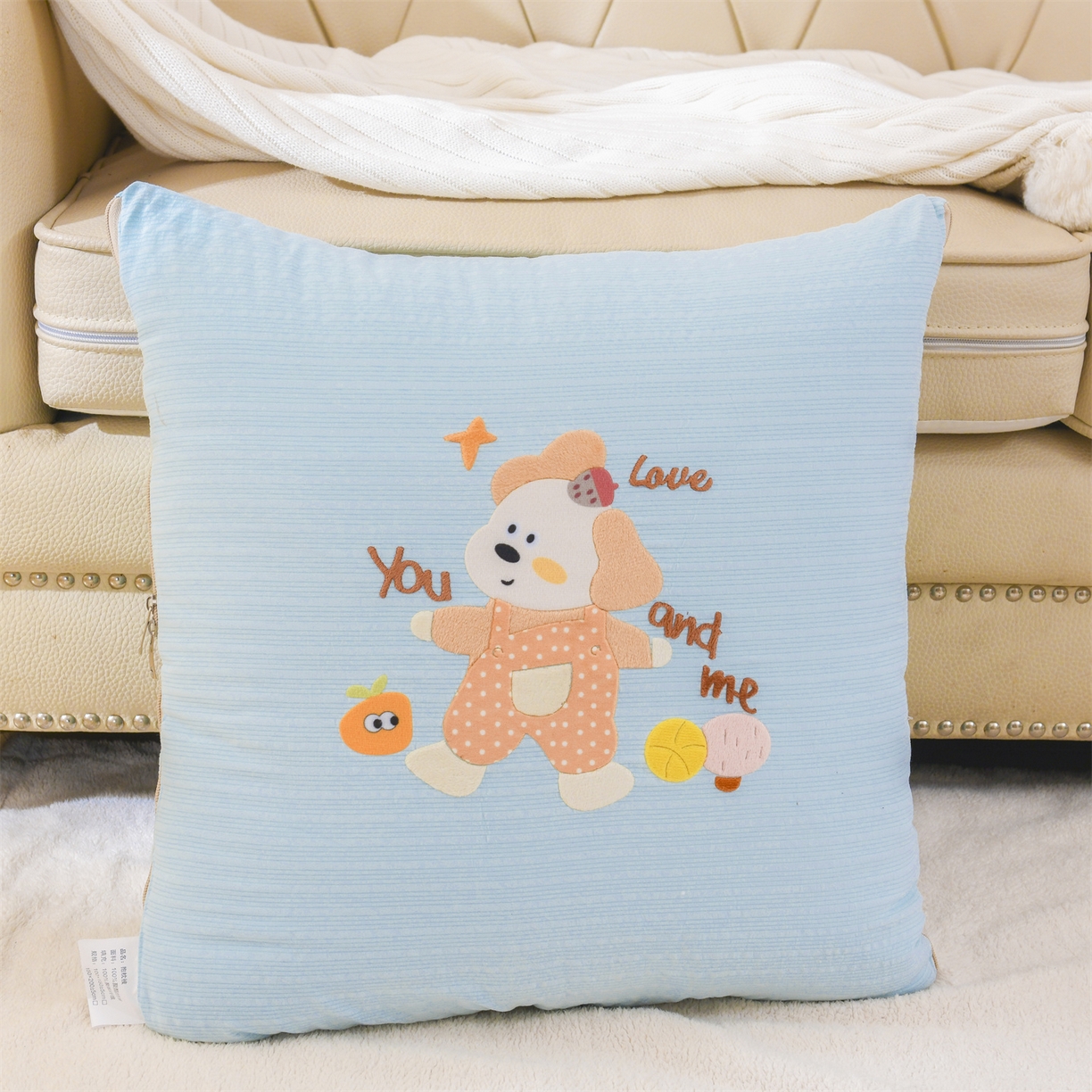 91家纺网 家纺一手货源 找家纺 恋绒家纺 2026新款四季款贴布绣靠枕被抱枕被飞天萌熊 甜心玩伴-天蓝色