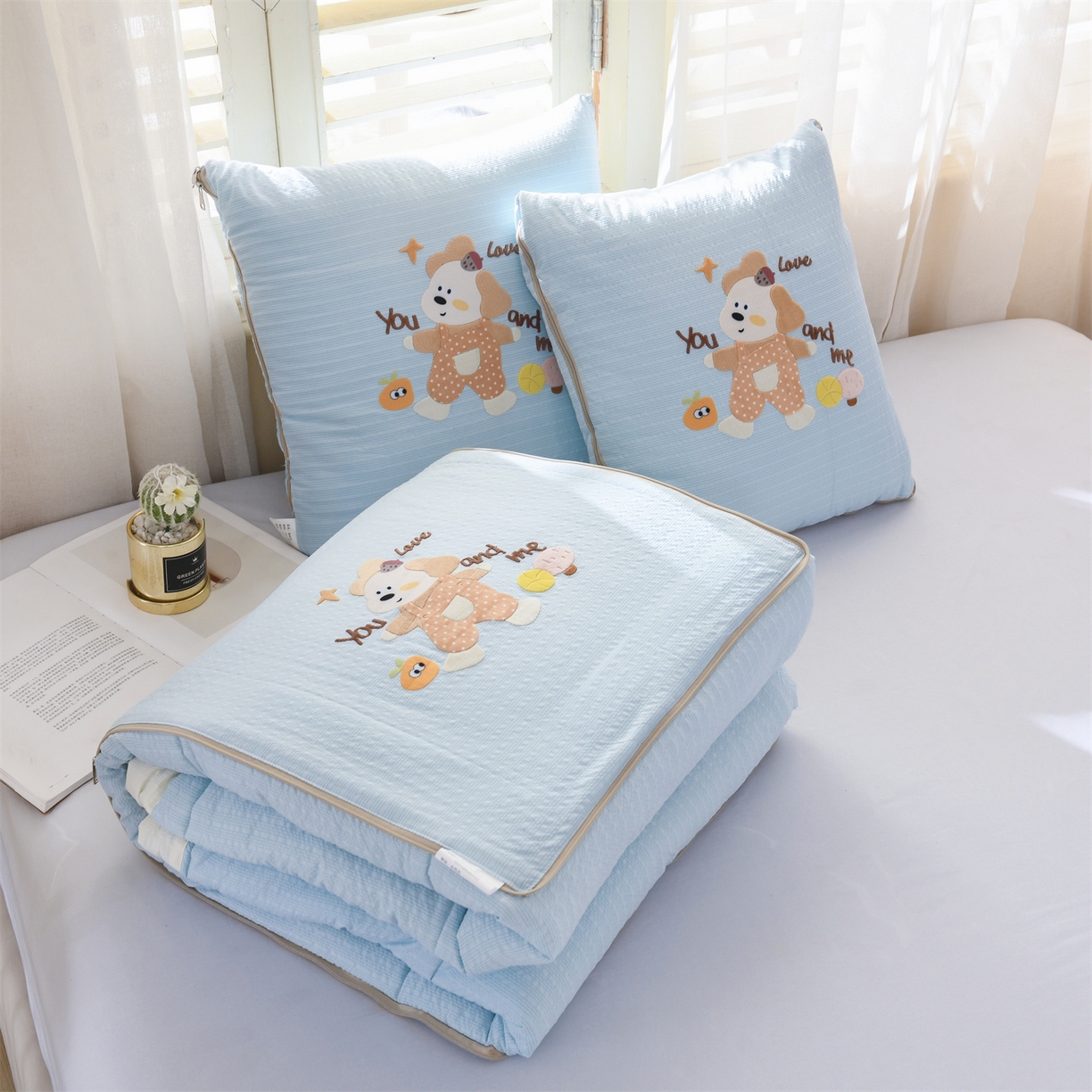 91家纺网 家纺一手货源 找家纺 恋绒家纺 2026新款四季款贴布绣靠枕被抱枕被飞天萌熊 甜心玩伴-天蓝色
