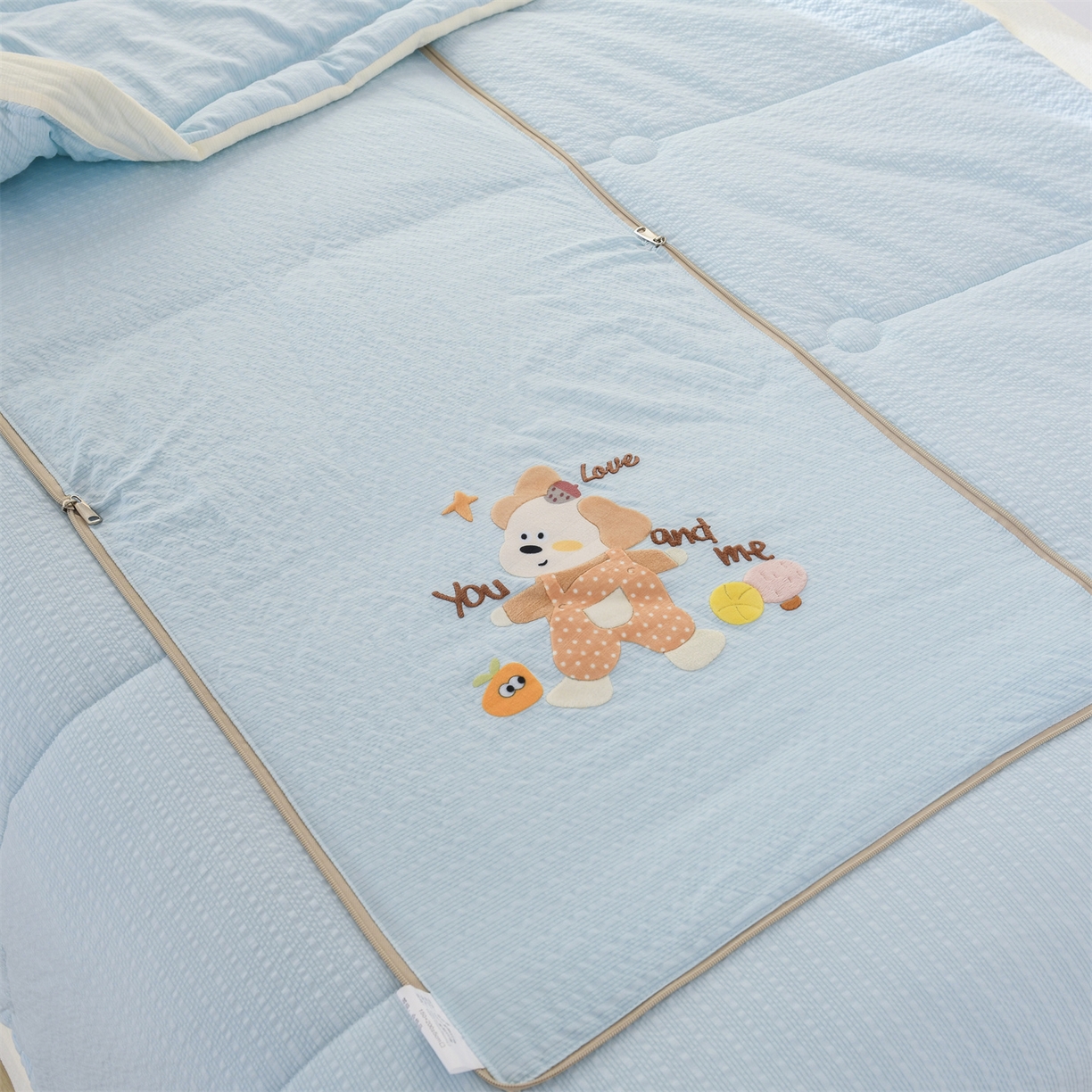 91家纺网 家纺一手货源 找家纺 恋绒家纺 2026新款四季款贴布绣靠枕被抱枕被飞天萌熊 甜心玩伴-天蓝色