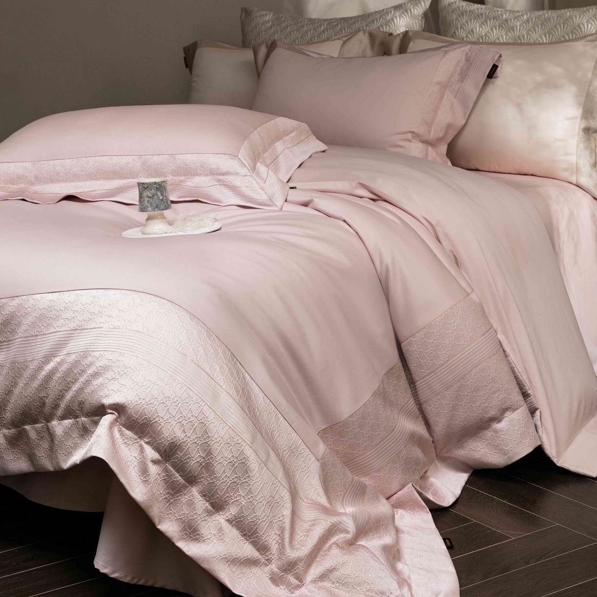 91家纺网 家纺一手货源 找家纺 卡巴伦家纺 2026春夏新款全棉纯棉贡缎高精密提花边条款式四件套 鎏金巴黎-樱花粉